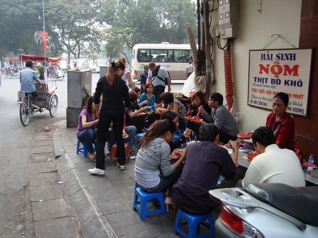 Stolování na ulici. Pro jihovýchodní Asii tolik typické